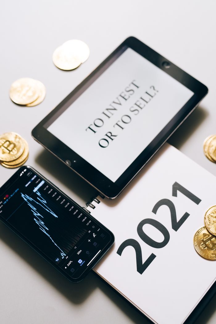 who-we-are Tablette avec une question sur l’investissement au milieu de bitcoins et d’un agenda 2021. Analyser les tendances crypto.